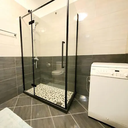 Penthouse Komuna Parisit *